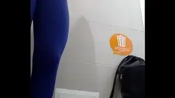 Latina fitness se corre en baño de gym