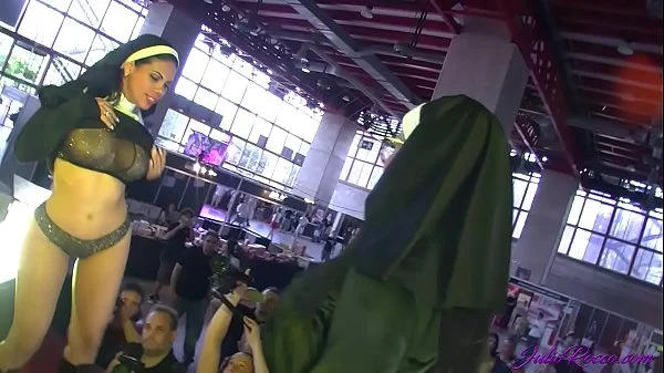 Trío de Kesha y Sheila Ortega en público en Madrid