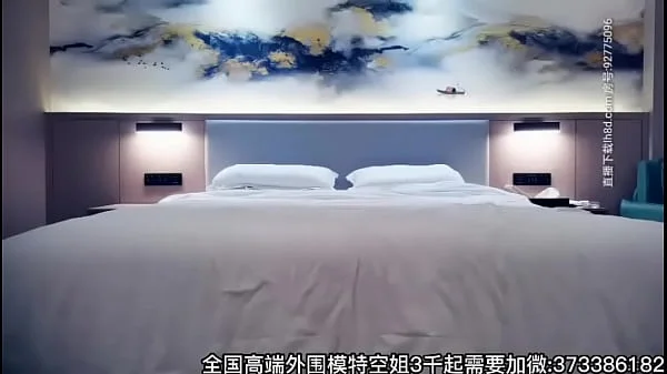 探花牛仔背带裤长相甜美美女，沙发脱衣调情再到床上玩，苗条身材舔弄扛退猛操