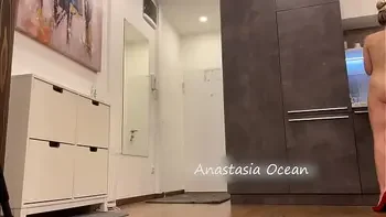 Pizza Delivery guy didn't expect to see a totally naked model in a house.