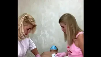 SugarNadya и милфа из Краснодара делают ваксинг русскому фанату на стоячем пенисе