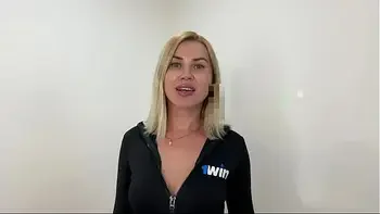 Блондинка трахнула своего клиента после депиляции прямо на рабочем столе