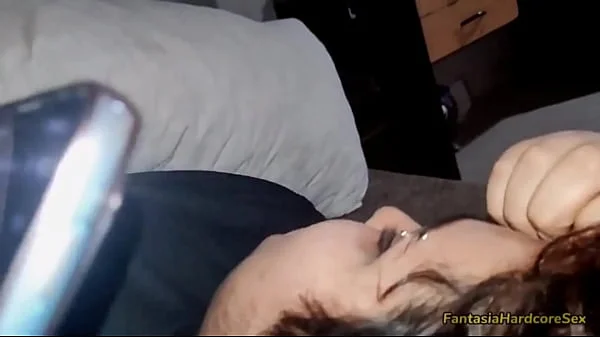 Me calienta mucho ver a mi mejor amiga viendo tiktoks de porno y me la termina chupando