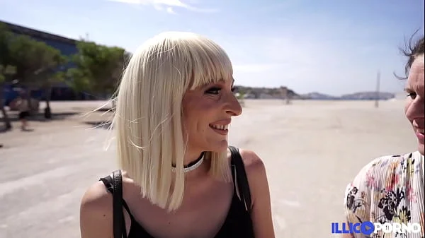 Amelia, blonde coquine, est chaude pour une bonne baise