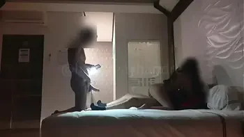 Los amigos de mi novio se cobran apuesta con mi culo sin condón y me lo dejan lleno de leche y grabo video para el cornudo