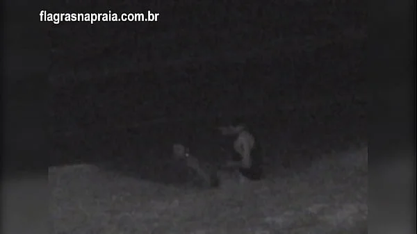 Filmei um casal fazendo sexo na praia a noite. Um segurança botou eles pra correr