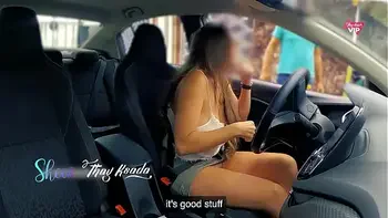 Gostosa sem calcinha se exibindo no carro para o vendedor de tapetes - com legendas em inglês