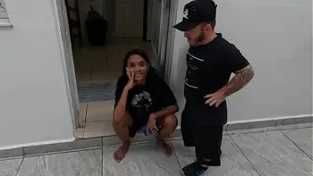 Pitoco chegou junto da ninfeta e quer meter o ferro