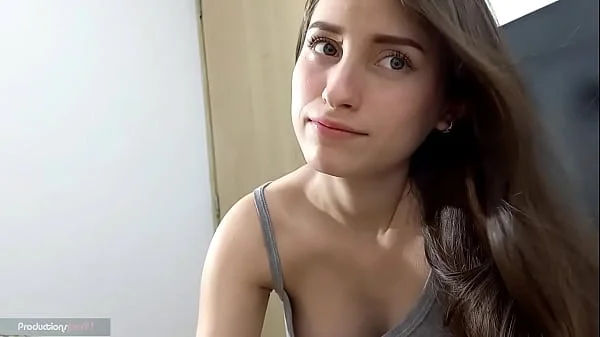 joven muchacha se excita al ver al marido desnudo, le da una buena mamada de verga y se le monta a follar