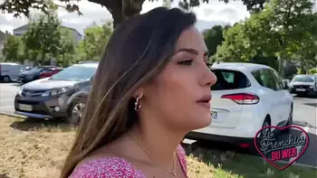 Pénélope profite d'un plan à trois pendant ses vacances