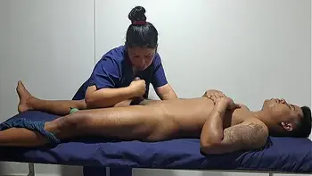 Un masaje relajante para este sexy chico, me pone tan cachonda pt3 le chupo su rica bbc