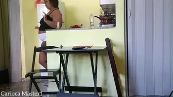 Vizinha casada me chamou para entrar e me deu um copo de água