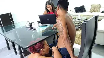 A la cachonda de mi madrastra le encanta mi verga. Parte 1. Chupa muy rico