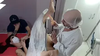 marido leva esposa no ginecologista estranho!