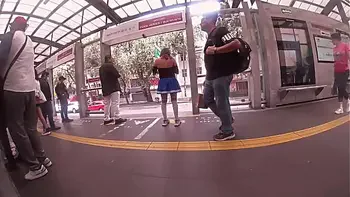 Llevaba un falda muy corta y no puede evitar rozarle mi verga en las nalgas, ARRIMONES CDMX