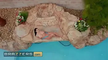 Curvy lesbians (Angela White, Codi Vore) Shake their all natural giant tits - Brazzers