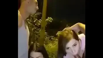 Dos amigas chupando pijas en la calle