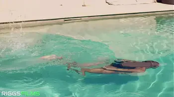 RETRO LESBIAN GYM BABES MAKE EACH OTHER CUM