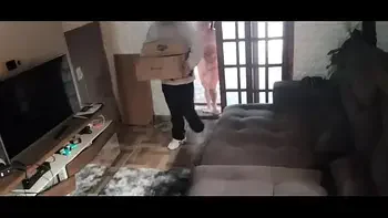 casada safada deixa toalha cair para seduzir entregador!