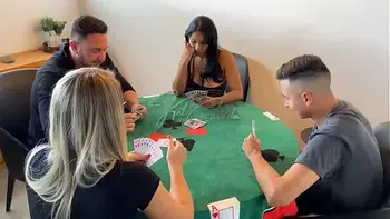 Um jogo de cartas acabou em troca de casal com Kel Abate e a Bruna Carlos! Continua no RED.