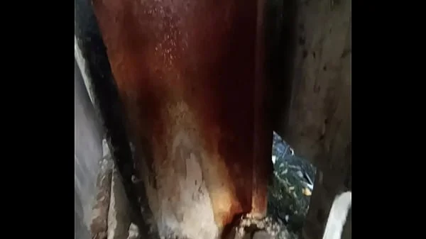 faccio pipi all'aperto in un bagno medievale