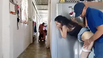 mientras observo al esposo infiel el mensajero se abre paso por mi profundo agujero hasta obtener mi orgasmo.