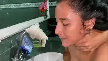 le cojo el coño a mi madrastra joven cuando ella lavaba el baño