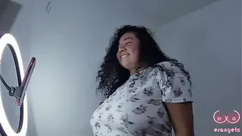 Chica busty baila sexy enfrente de su cuñado