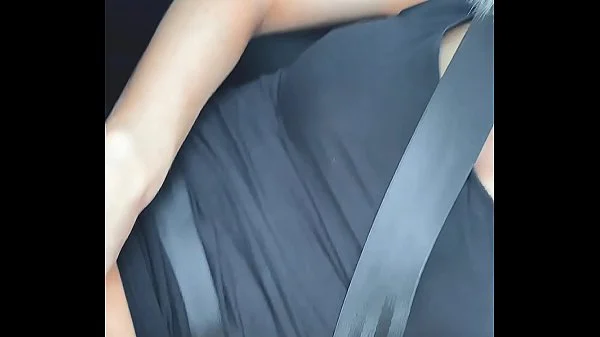 Haha, während er Auto fahren muss, fingere ich mir meine enge Pussy