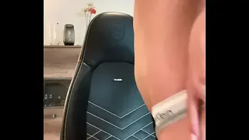 Ich finger meine Muschi nach der Arbeit im Büro zum Orgasmus :-P