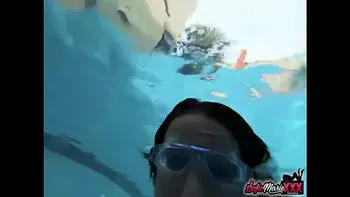 Brunette Cougar Sofie Marie Plays Her Pussy While Underwater