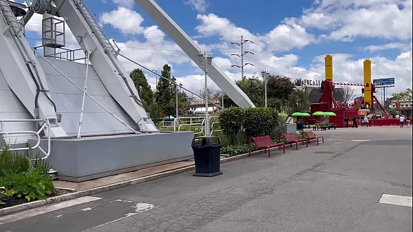 Public lesbian sex in amusement park (real)