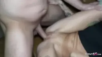 Echter Amateur Dreier für zartes Teen Julia Juice mit zwei alten Typen