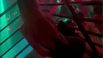 Loira gostosa fica excitada no meio da balada.