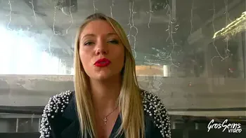 Ashley, jolie blonde, a besoin d'une bite bien dure dans la chatte