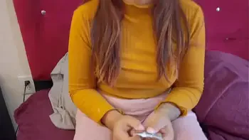 Le enseño a usar condón pero me lo quita y se chorrea en mi verga