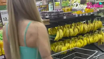 Fui sem calcinha no mercado e acabei dando pro segurança.