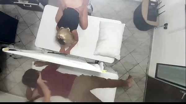 Masaje en Pareja quedo Grabado Cuando la Hermosa Esposa es Follada por el Masajista al lado de su Marido Cornudo NTR JAV