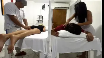 Masaje en Pareja Termina en la Esposa Siendo Follada al lado de su Marido por el Medico Pervertido NTR JAV