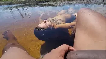 Na Praia Novinha Ficou Com Vergonha de Continua Mamando Por Causa de Estranhos Olhando | Halloween