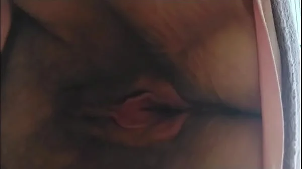 Oma harige kut  onder jurk
