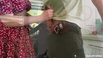 Step Daughter Makes Up For Mom's Bitchy Attitude / Reality Kings  / download full from rkfull.com/lik