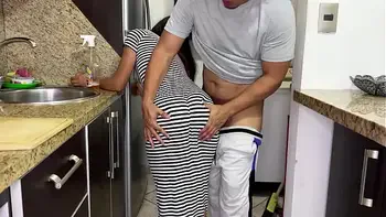 Mi Hermosa Hijastra Limpiando la Cocina en Vestido Sexy y Ajustado Con su Gran Culo Caliente que no puedo Dejar de Mirarlo