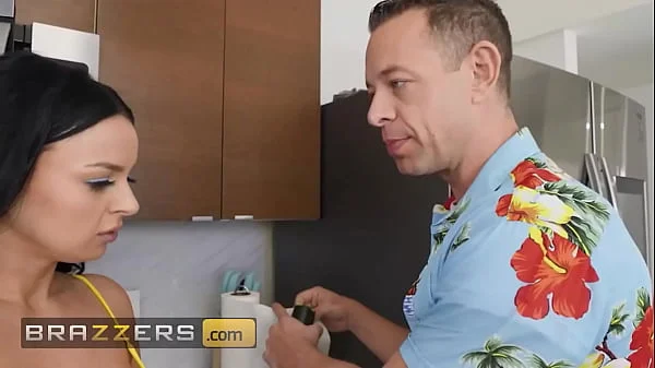 Payton Preslee Is Bored Of Her Boyfriend So She Makes her Move On His Hot Older Brother - BRAZZERS