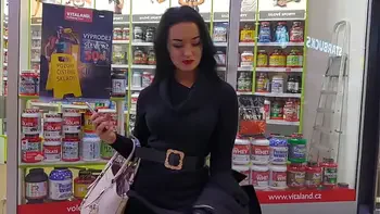 Succhia e beve sborra di due cazzoni nel cesso di un centro commerciale