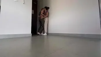 A mi compañera del trabajo le encanta tener orgasmos en el pasillo del hotel!!