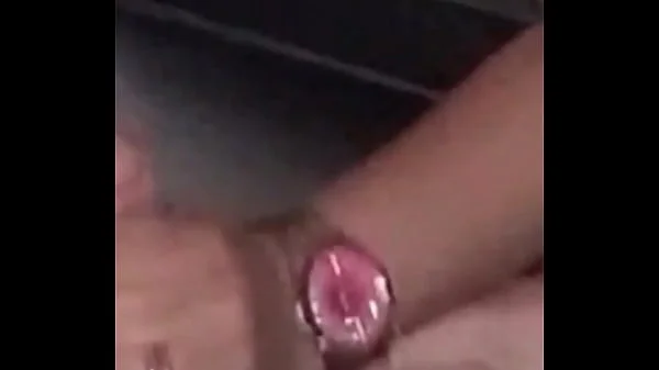 Batendo uma punheta pra um desconhecido pela janela do carro