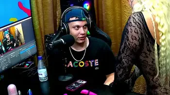 Ruan não aguentou e pegou gostoso nos peitos e no rabão delicioso da Andressa Sanchez - Podcast Pápum no Barraco! - Completo no Sheer RED