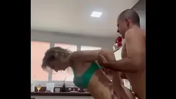 Flavio comeu a Aline com força na cozinha