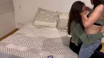 El coño de mi amante se moja cuando bailamos antes de follar.